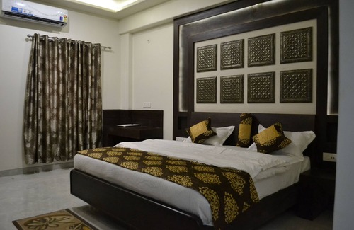 Seoni Hotel | Discover The Grand Rajwada: Child-Friendly Stay with Breakfast