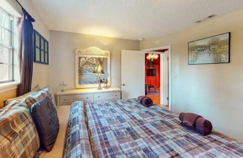 Eureka Springs Historic District Hotel | Experience The Grand Suite at Tradewinds - 10/10 Rated!