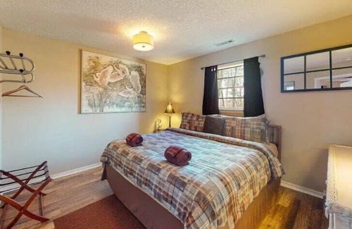 Eureka Springs Historic District Hotel | Experience The Grand Suite at Tradewinds - 10/10 Rated!