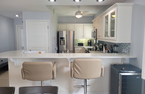 Seven Mile Beach Condo | Stunning Beachfront Retreat: 2 Bed, Pool & Ocean View