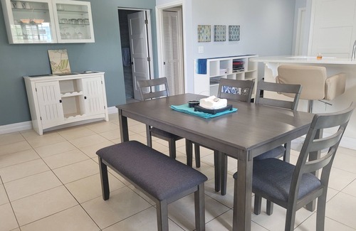 Seven Mile Beach Condo | Stunning Beachfront Retreat: 2 Bed, Pool & Ocean View