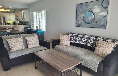 Seven Mile Beach Condo | Stunning Beachfront Retreat: 2 Bed, Pool & Ocean View