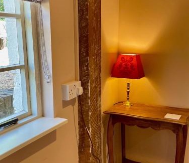 Royal Tunbridge Wells Apartment | Pet-Friendly Stay at The Grannery: Rated 8.5/10 by Guests