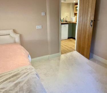 Royal Tunbridge Wells Apartment | Pet-Friendly Stay at The Grannery: Rated 8.5/10 by Guests