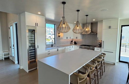 Chelan House | The Grape Escape – Chelan Luxury Retreat w/Spa, Hot Tub & Lake Views