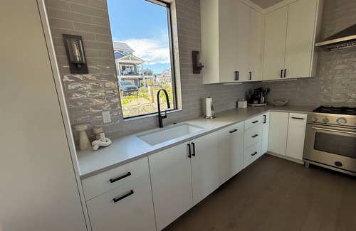 Chelan House | The Grape Escape – Chelan Luxury Retreat w/Spa, Hot Tub & Lake Views