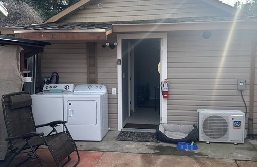 Dixon Apartment | Experience The Grape House: Pet-Friendly & Ocean Views