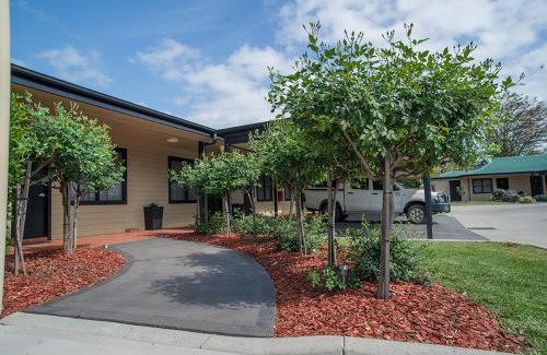 Denman Hotel | Experience Comfort at The Grapevine Motel - 4 Star Retreat