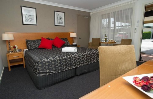 Denman Hotel | Experience The Grapevine Motel: 4-Star Comfort Awaits