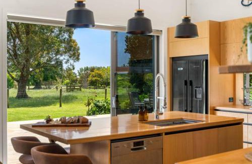 Whangamata House | The Grass is Greener Getaway - Private Hot Tub