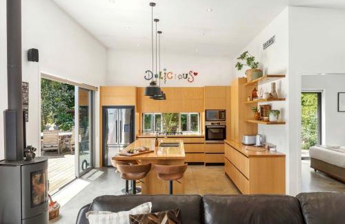 Whangamata House | The Grass is Greener Getaway - Private Hot Tub