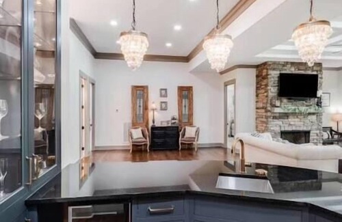 Bethpage House | The Gratitude House - 5 Star R&R Country Retreat