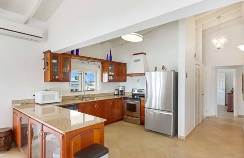 Beacon Hill Condo | Experience The Great Escape with Oceanfront Pool Access