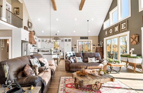 Smithsburg Cabin | Experience The Great Escape Lodge with Mountain Views