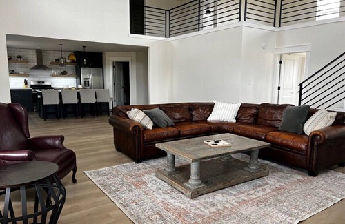 Enid House | Discover The Great Plains Escape: Family-Friendly Retreat
