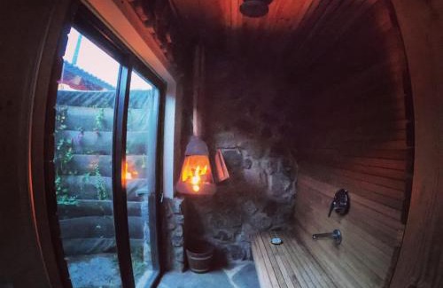 Ma'ale Gamla Ski Chalet | Inviting Green and Red Cabins with Hot Tub & Pet-Friendly Access