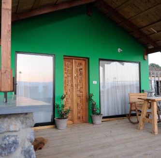 Ma'ale Gamla Ski Chalet | Inviting Green and Red Cabins with Hot Tub & Pet-Friendly Access