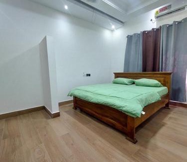 Elmina Bed & Breakfast | Relax at The Green Condo with Breakfast & Hot Tub Access