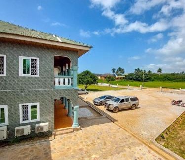 Elmina Bed & Breakfast | Relax at The Green Condo with Breakfast & Hot Tub Access