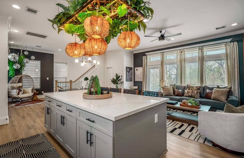 South Central Houston House | Discover The Green Haus: Rooftop Cabana Retreat Awaits