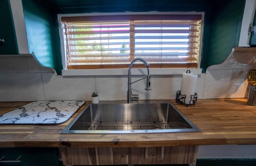 Fort Klamath House | Explore The Green House Near Crater Lake National Park