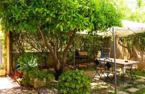Serrano Apartment | Pet-Friendly Retreat at The Green House Bed & Breakfast
