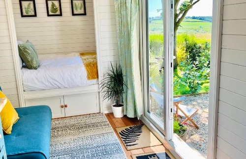 Hooe Cabin | Unwind at The Green Hut: Pet-Friendly Oceanfront Retreat