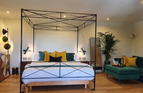 Coatbridge Bed & Breakfast | Experience The Green Monkey Lux Suite with Private Hot Tub