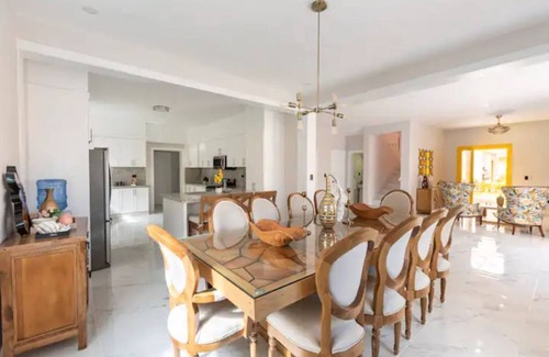Villa Belen House | Discover The Green Palms Villa with Private Pool & Garden