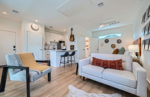 Georgetown House | Modern Green Room: Steps from the Historic Square!