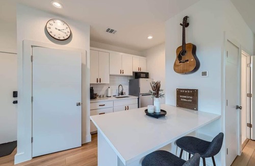 Georgetown House | Modern Green Room: Steps from the Historic Square!