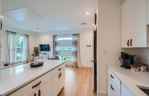 Georgetown House | Modern Green Room: Steps from the Historic Square!