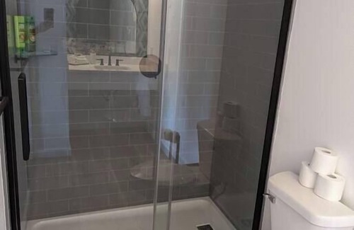 Munising Hotel | Discover The Greenland Motel - Rated 9.8 with Kitchen & Breakfast