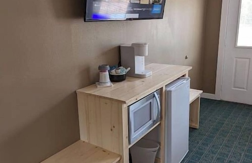 Munising Hotel | Discover The Greenland Motel - Rated 9.8 with Kitchen & Breakfast