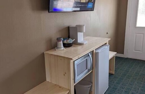 Munising Hotel | Family-Friendly Stay at The Greenland Motel - Room No. 5