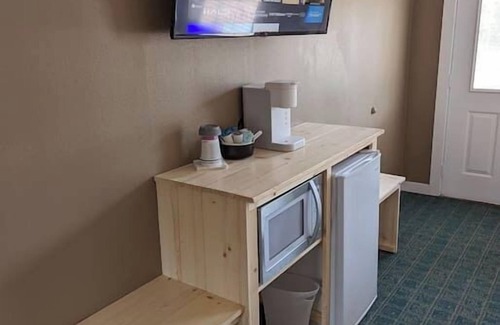 Munising Hotel | Family-Friendly Stay at The Greenland Motel - Room No. 5
