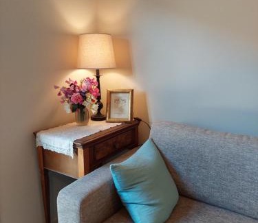 Carterton Apartment | Discover The Grey Studio@13a with Breakfast & Great Ratings!