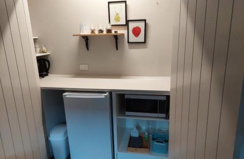 Carterton Apartment | Discover The Grey Studio@13a with Breakfast & Great Ratings!