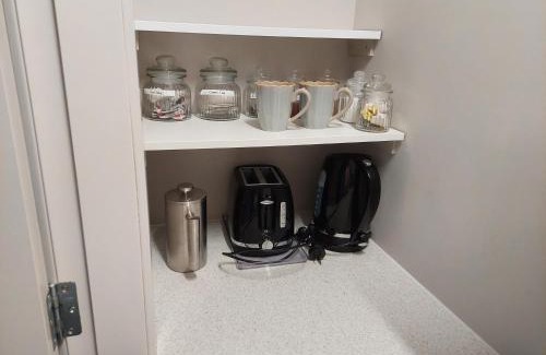 Carterton Apartment | Discover The Grey Studio@13a with Breakfast & Great Ratings!