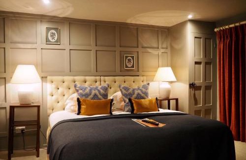 Stockbridge Hotel | Discover The Greyhound on the Test Hotel: 4-Star Pet-Friendly Stay