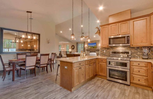 Tahoe Island House | Grizzly Cabin: Steps from Lake, Spa & Hot Tub Retreat