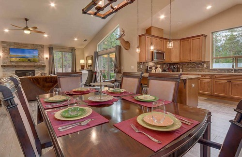 Tahoe Island House | Grizzly Cabin: Steps from Lake, Spa & Hot Tub Retreat