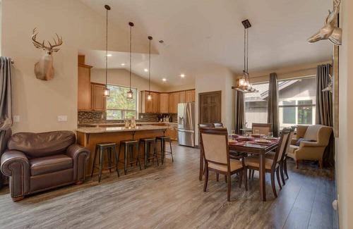 Tahoe Island House | Grizzly Cabin: Steps from Lake, Spa & Hot Tub Retreat