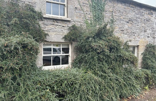Kentstown Cottage | Experience The Groom's Cottage with Spa & Hot Tub Bliss