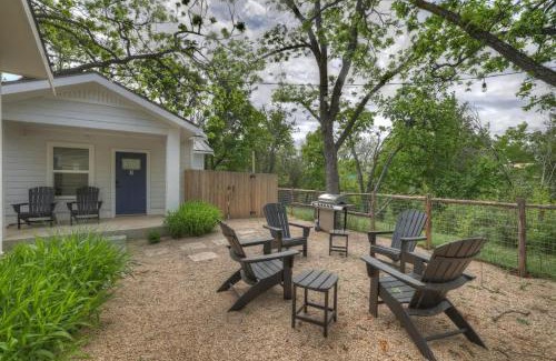 Fredericksburg House | Stylish Cottage at The Grove - Walk to Main Street
