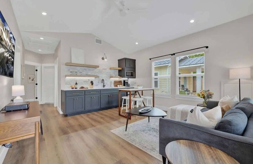 Fredericksburg House | Discover The Grove Combo: Family-Friendly with Breakfast!