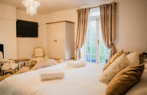 Upstreet Hotel | The Grove Ferry Inn: Pet-Friendly Oceanfront Retreat
