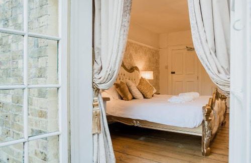 Upstreet Hotel | The Grove Ferry Inn: Pet-Friendly Oceanfront Retreat