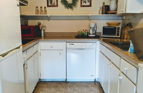 Winter Haven House | Inviting Lakefront Grove House with Kitchen Amenities