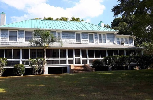 Winter Haven House | Inviting Lakefront Grove House with Kitchen Amenities